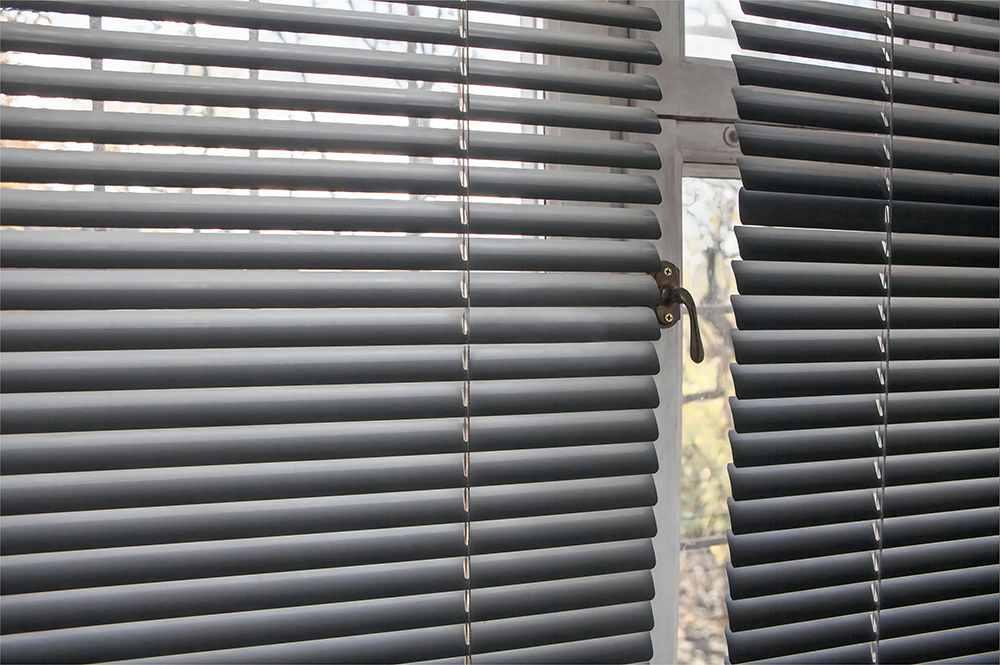https://www.topjoyblinds.com/1-inch-black-aluminum-blinds-2-product/