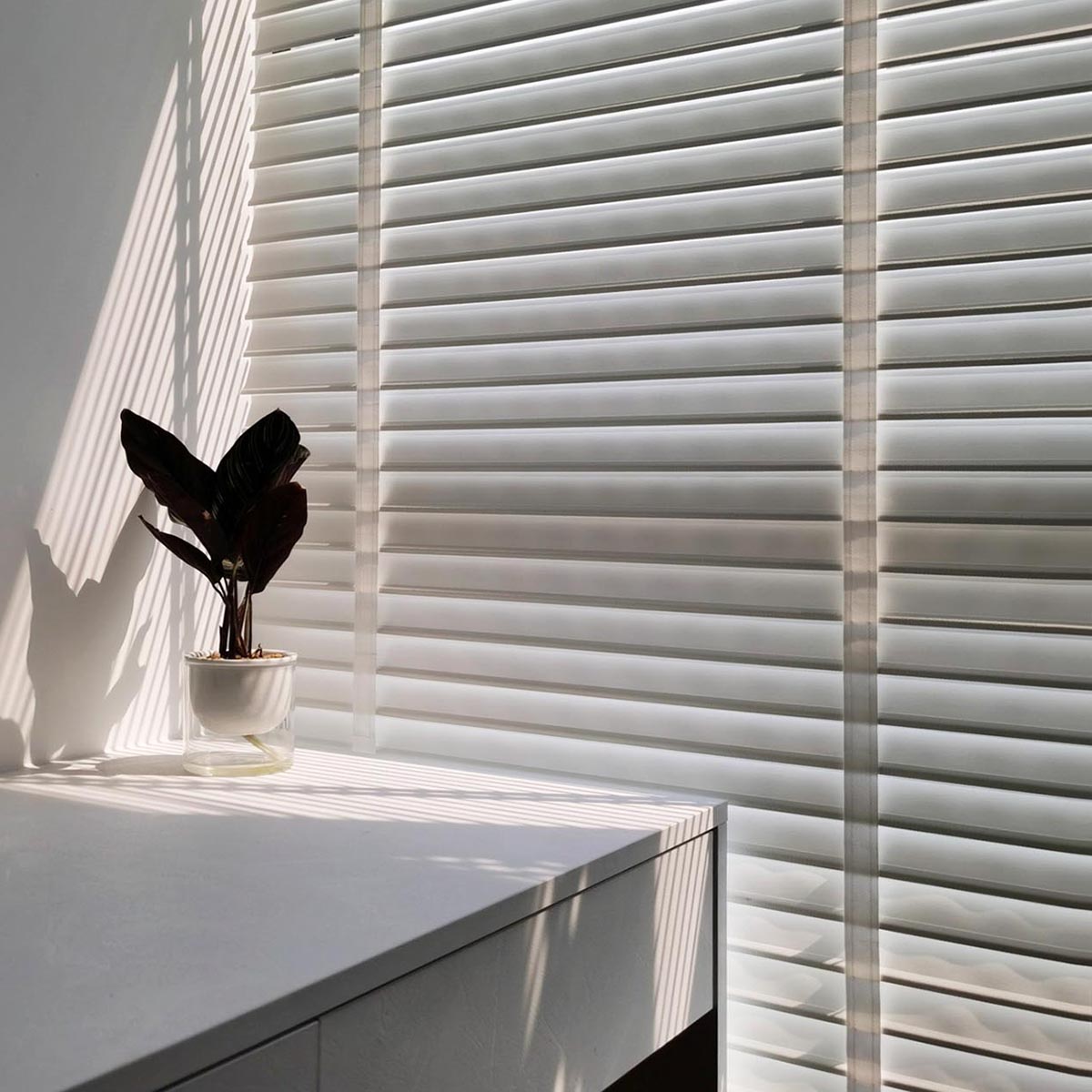 https://www.topjoyblinds.com/cream-white-1-faux-wood-foam-venetian-blinds-product/