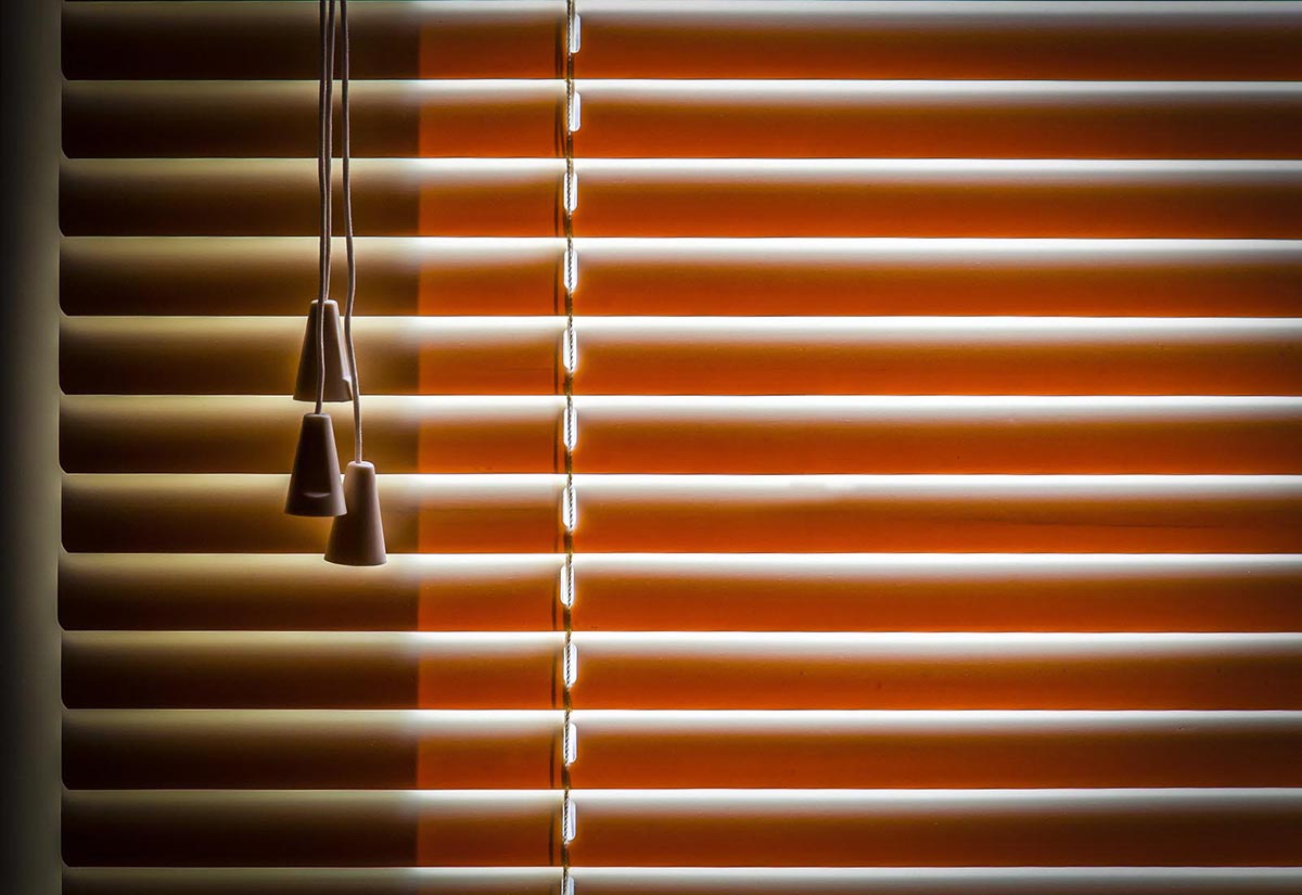 https://www.topjoyblinds.com/1-corded-c-curved-coffee-color-pvc-venetian-blinds-product/