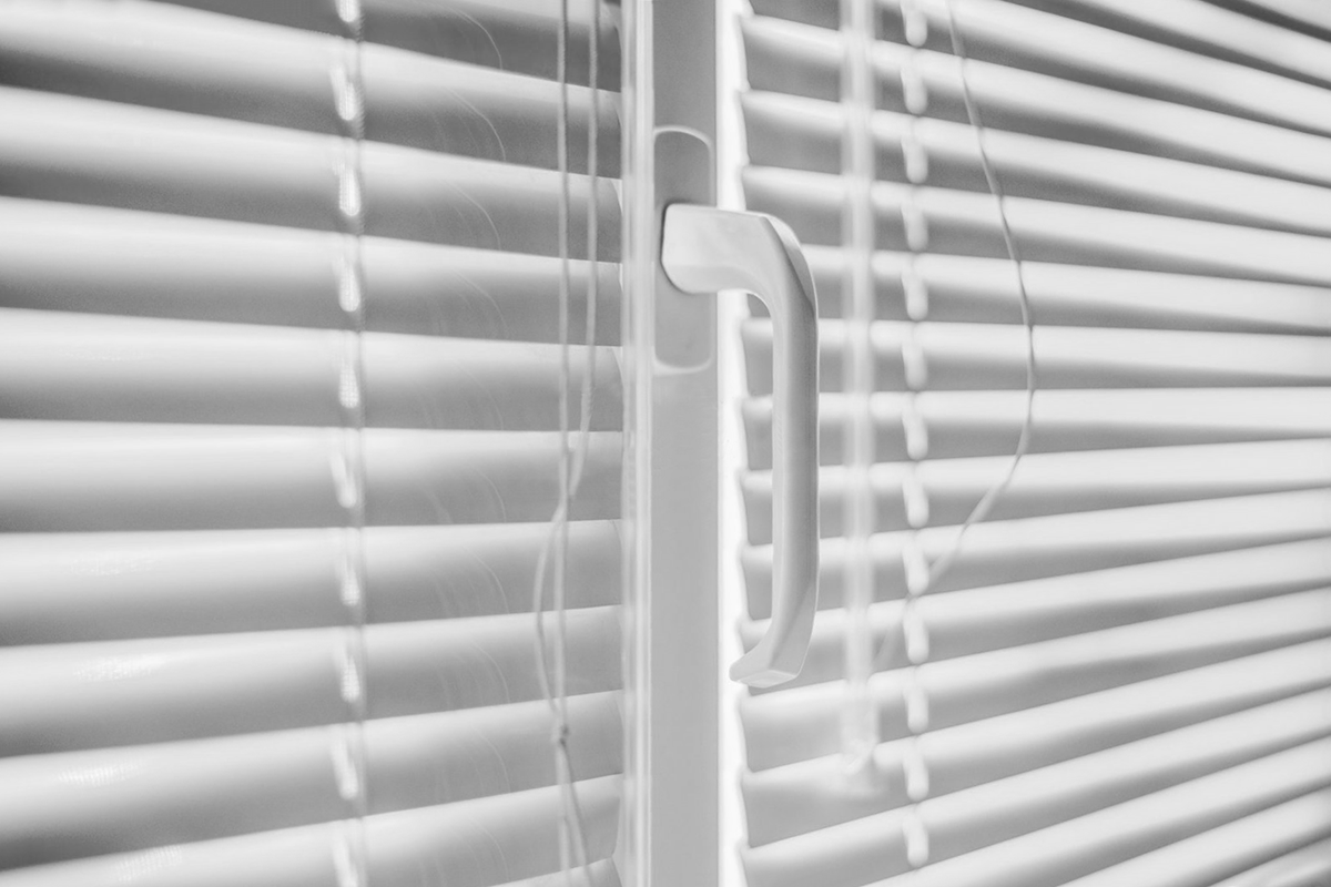 https://www.topjoyblinds.com/1-inch-pvc-l-shaped-corded-blinds-2-product/