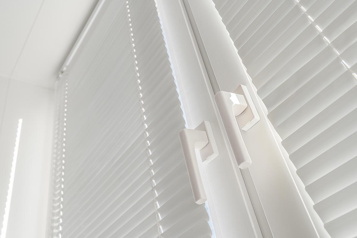 https://www.topjoyblinds.com/1-inch-pvc-l-shaped-corded-blinds-2-product/