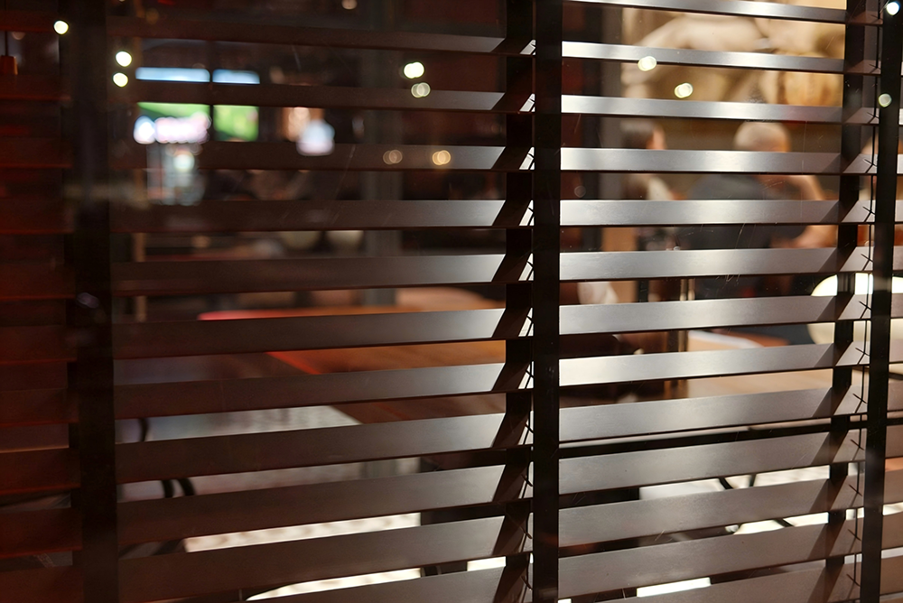 https://www.topjoyblinds.com/2-inch-foam-wide-ladder-with-pull-faux-wood-venetian-blinds-product/