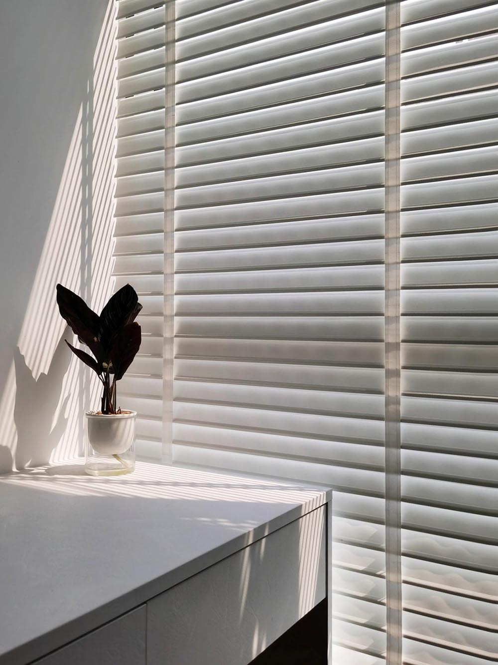 https://www.topjoyblinds.com/2-inch-foam-narrow-ladder-without-pulling-white-faux-wood-venetian-blinds-product/