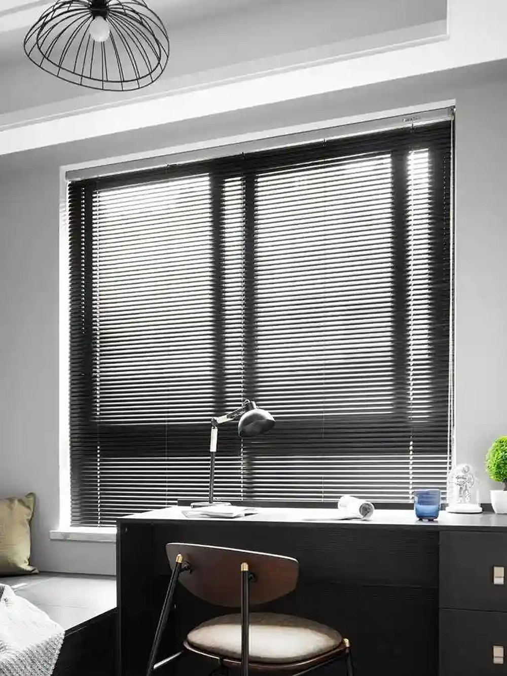 https://www.topjoyblinds.com/1-inch-black-aluminum-blinds-2-product/